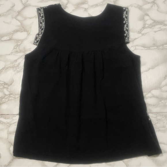 Buttons Embroidered Top - Picture 7 of 10